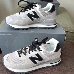 New Balance Men's Light Gray and Black Sneakers